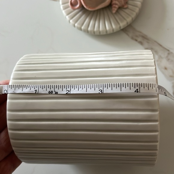 Beautiful seashell topped Fitz and Floyd canister - Picture 5 of 6